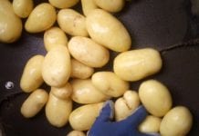 Mycie wczesnych ziemniaków
