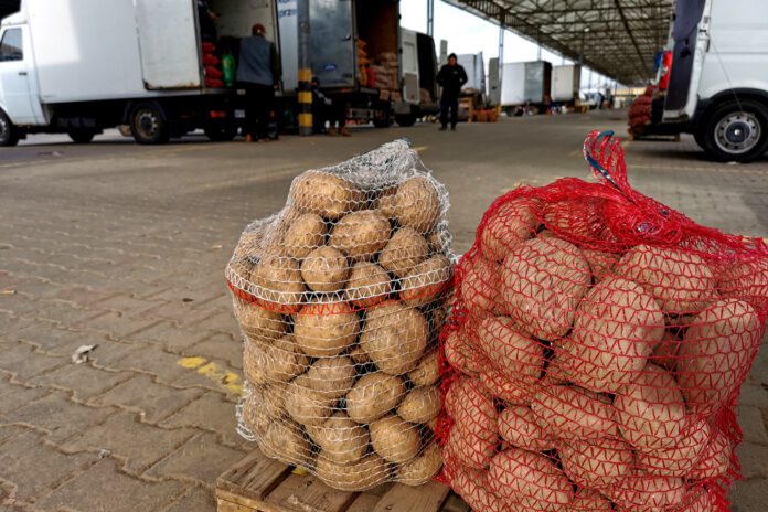 Ziemniaki w workach na rynku