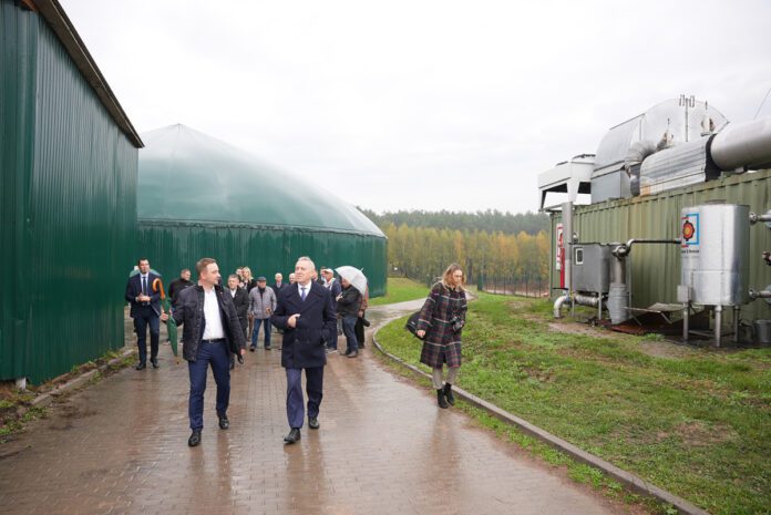 Wicepremier Henryk Kowalczyk podczas zwiedzania biogazowni