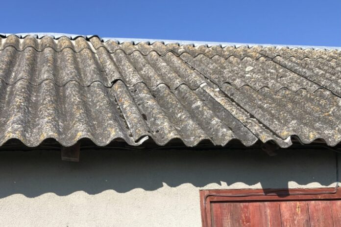 Wymiana pokryć dachowych wykonanych z azbestu