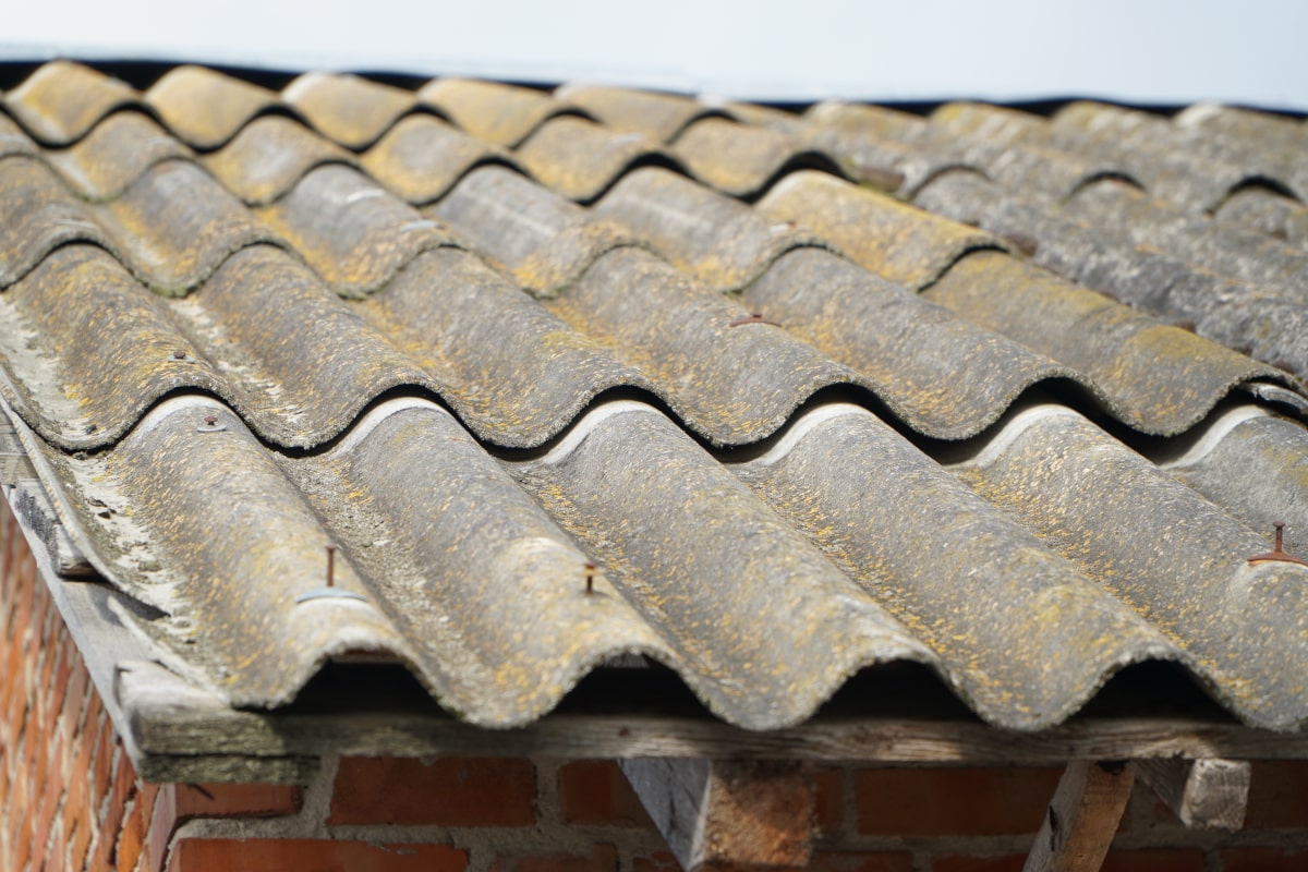 Wymiana dachów z azbestu na nowych zasadach – do kiedy rolnicy mają czas?