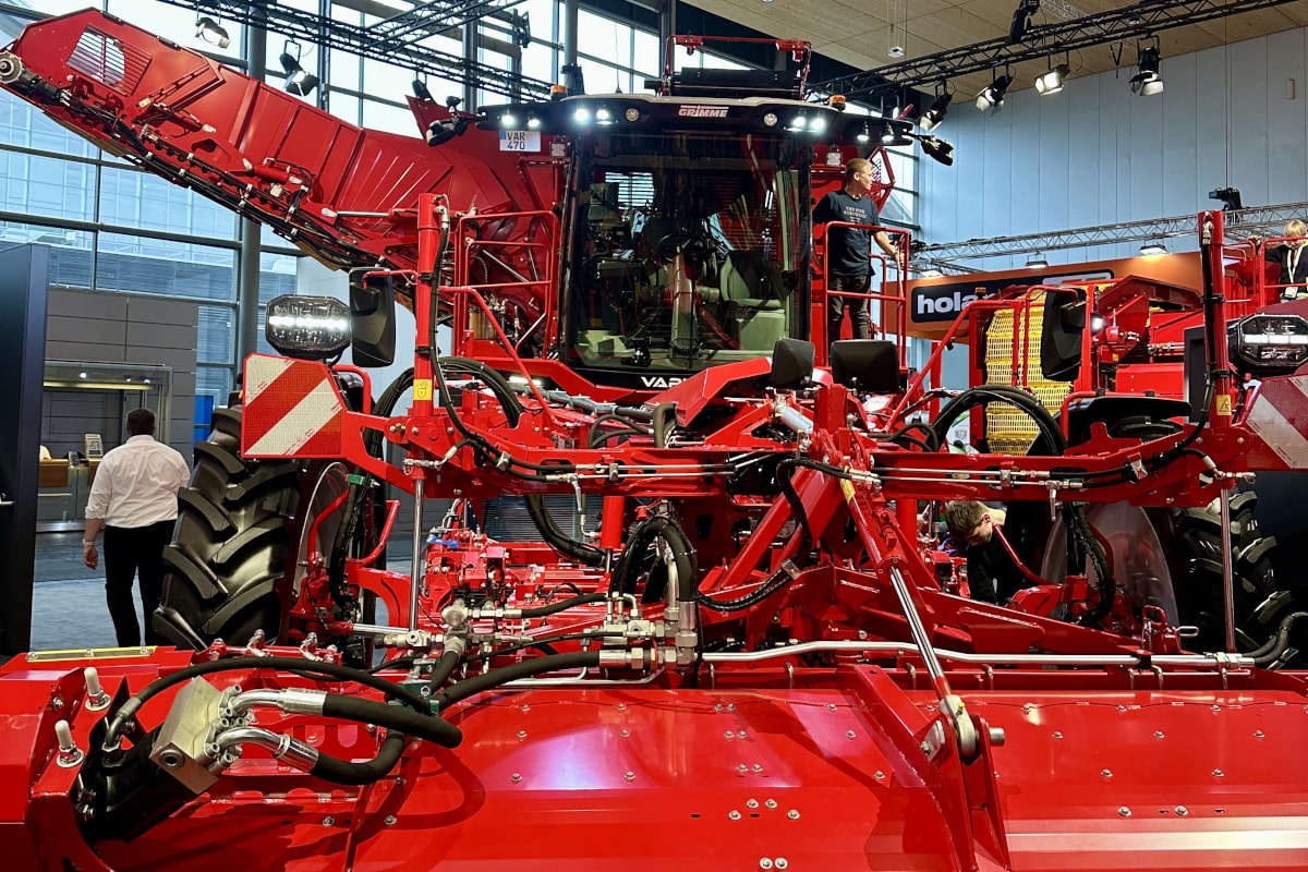 Grimme Varitron 470 XL pomieści nie 7, a 11 ton ziemniaków. Czym zaskakuje czterorzędowy kombajn samobieżny?