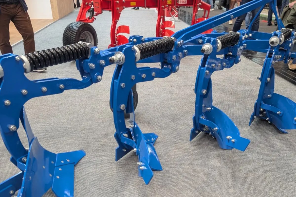 Maszyna dla małych gospodarstw, czyli pług do Ursusa C-360 na Agritechnice 2025. Jaka cena?