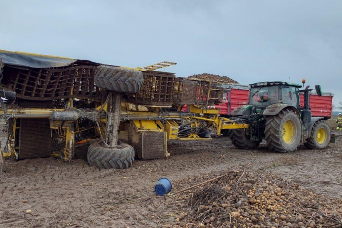 Kombajn przewrócił się na bok podczas zbioru ziemniaków. Co z pracownikami?